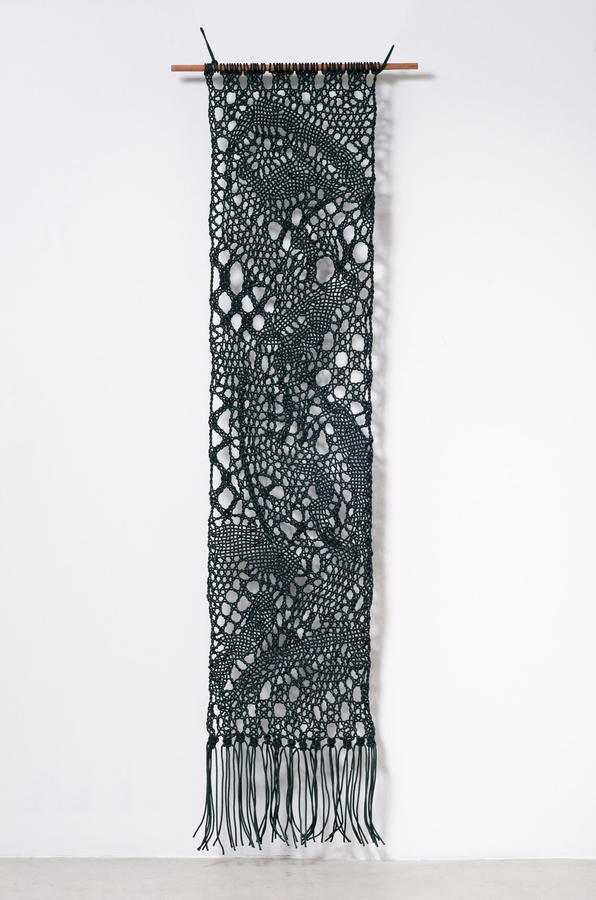 Pierre Fouché. Iemand anders III. 2017. Bobbin lace in 6mm polyester rope. 300 x 66.5 cm.