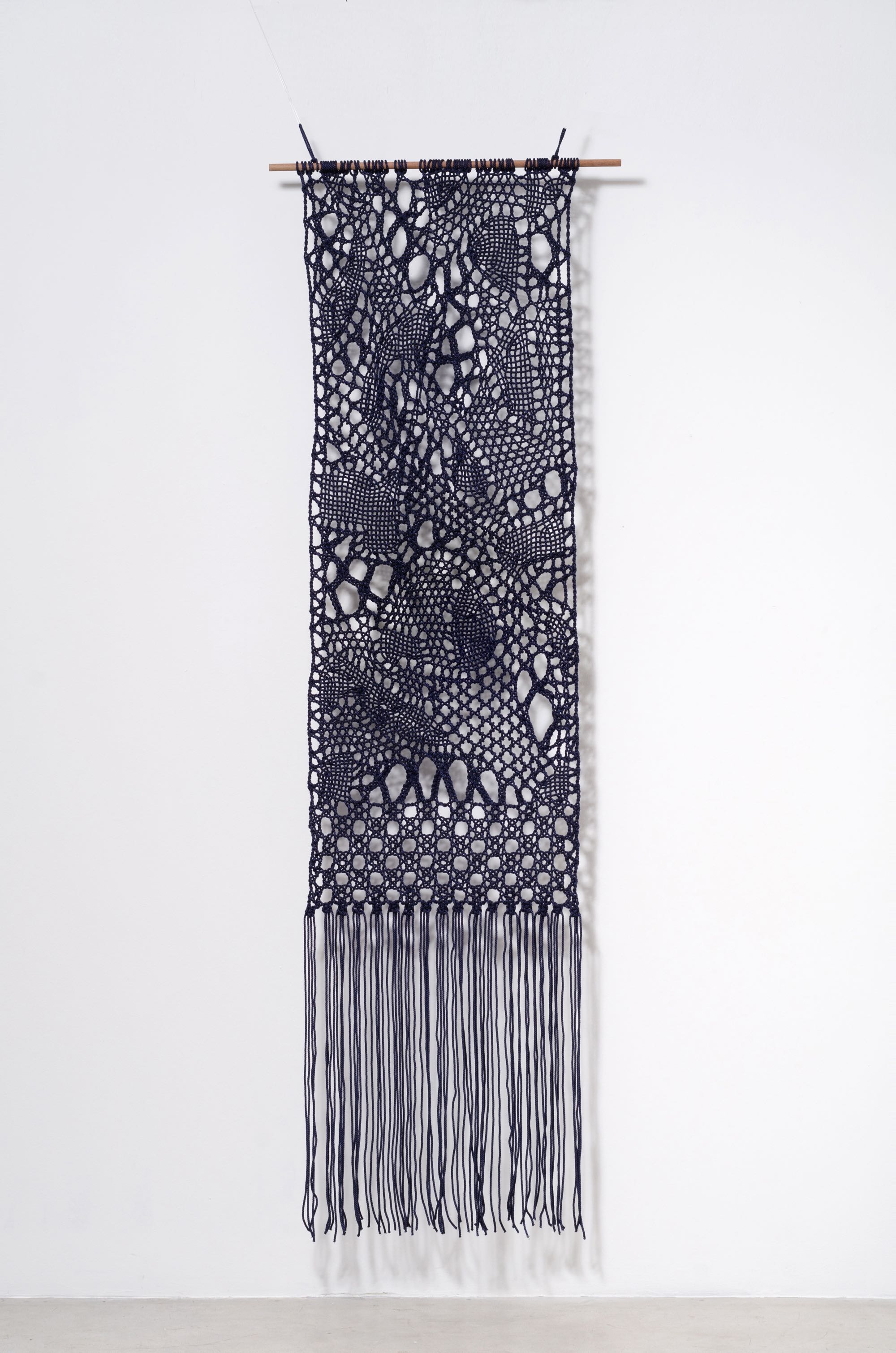 Pierre Fouche. Iemand anders II 2016. Bobbin lace in 5mm polyester rope. 280 x 74cm.